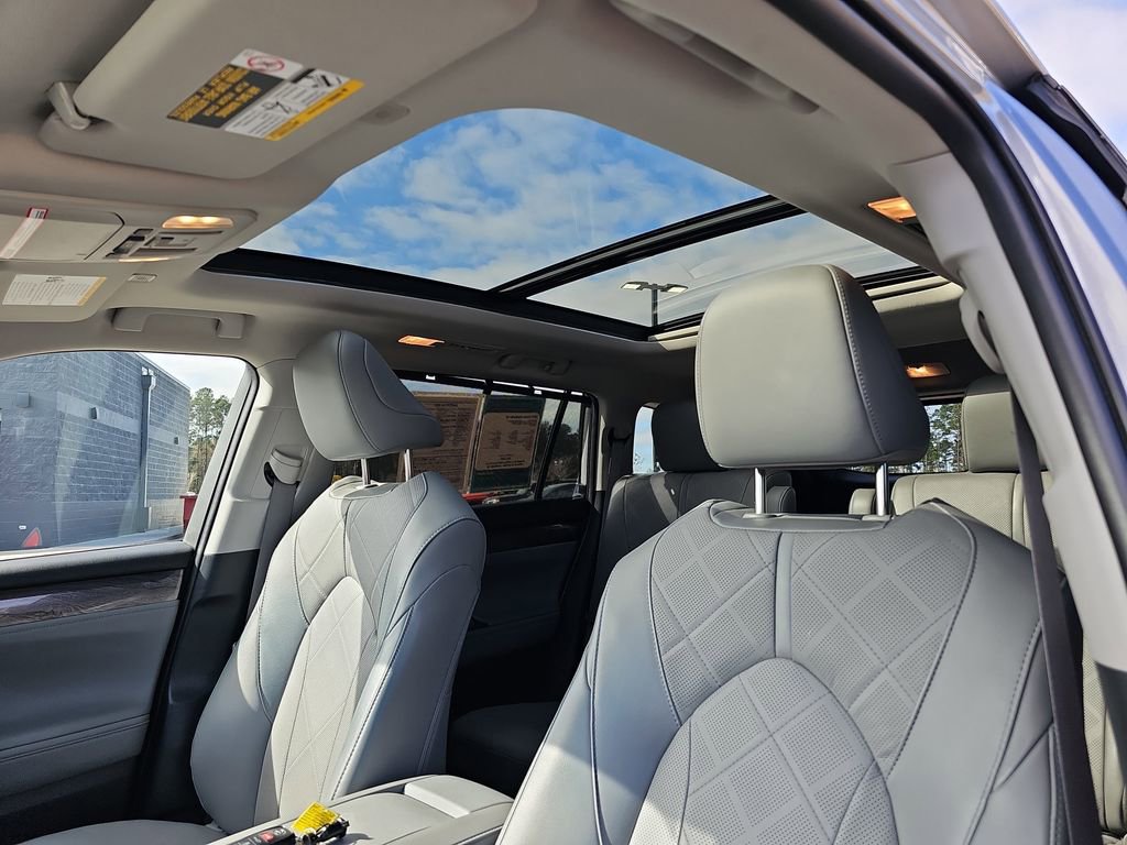 Used 2024 Toyota Highlander Platinum image 35