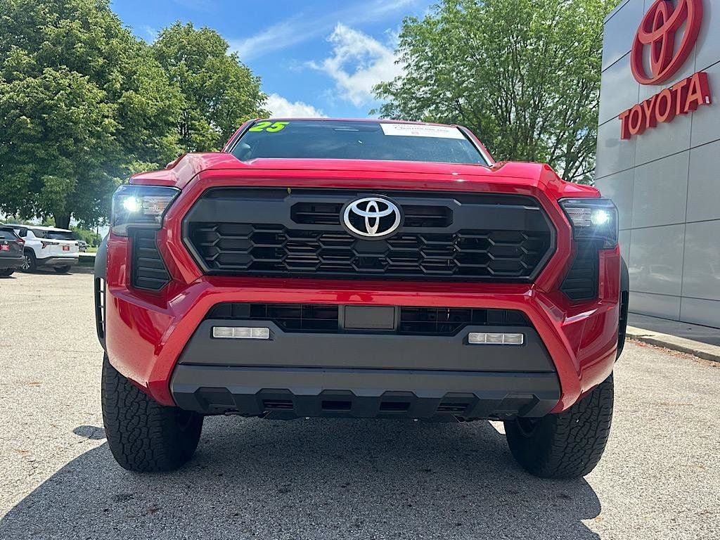Certified 2025 Toyota Tacoma TRD Off-Road AWD/4WD image 8