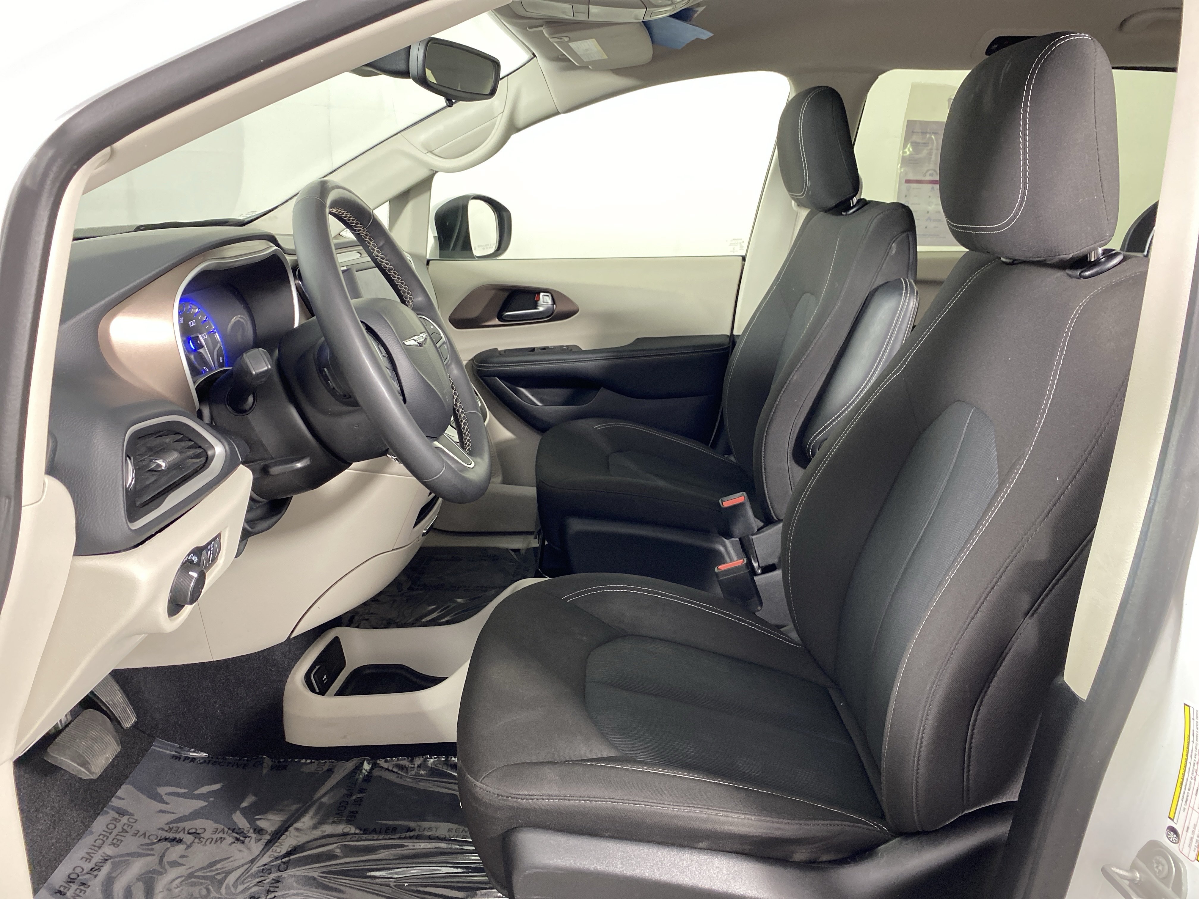 Used 2023 Chrysler Voyager LX FWD image 15