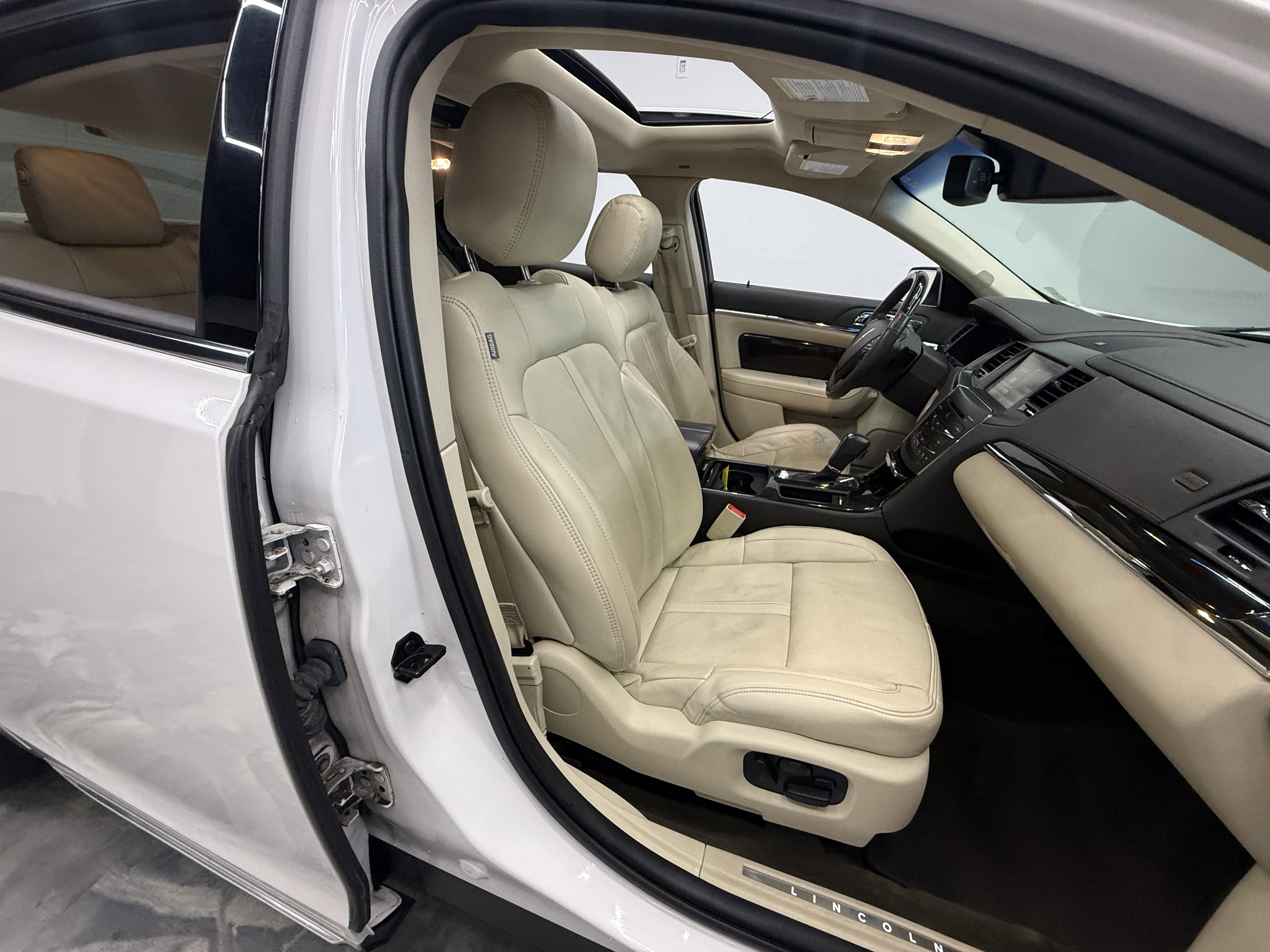 Used 2015 Lincoln MKS AWD w/ Technology Package image 23