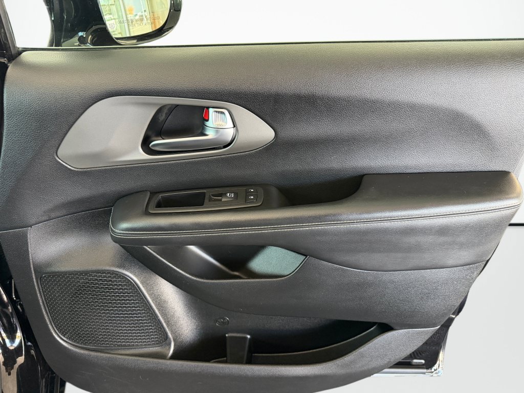 Used 2025 Chrysler Pacifica Select FWD image 38