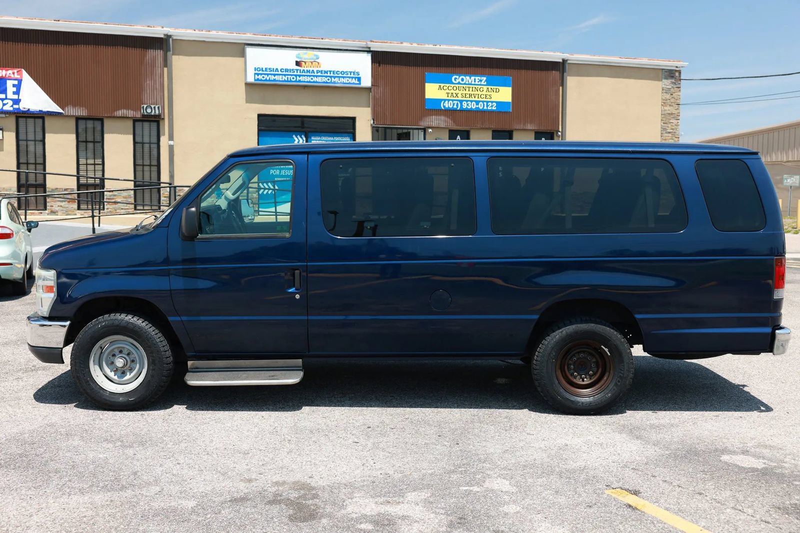 Used 2011 Ford E-350 and Econoline 350 XLT RWD image 3