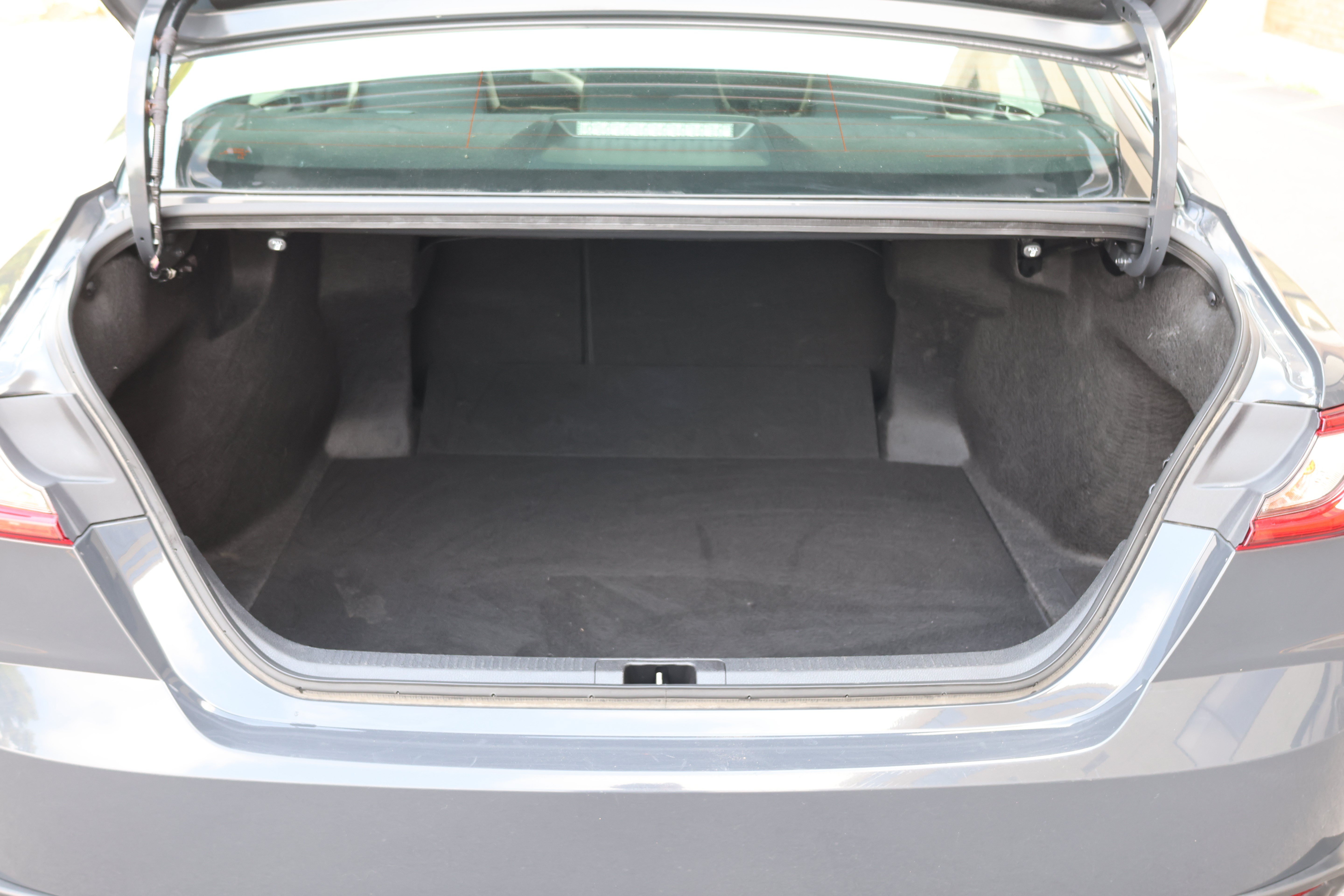 Used 2025 Toyota Camry SE FWD image 6