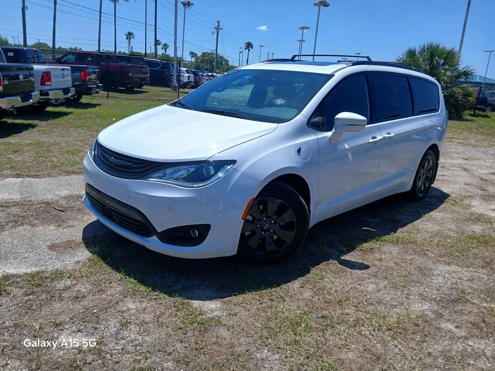Used 2019 Chrysler Pacifica Limited w/ Advanced Safetytec Group FWD image 2