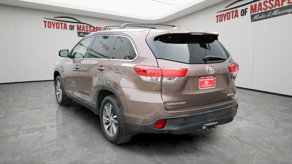 Used 2019 Toyota Highlander XLE AWD/4WD image 3