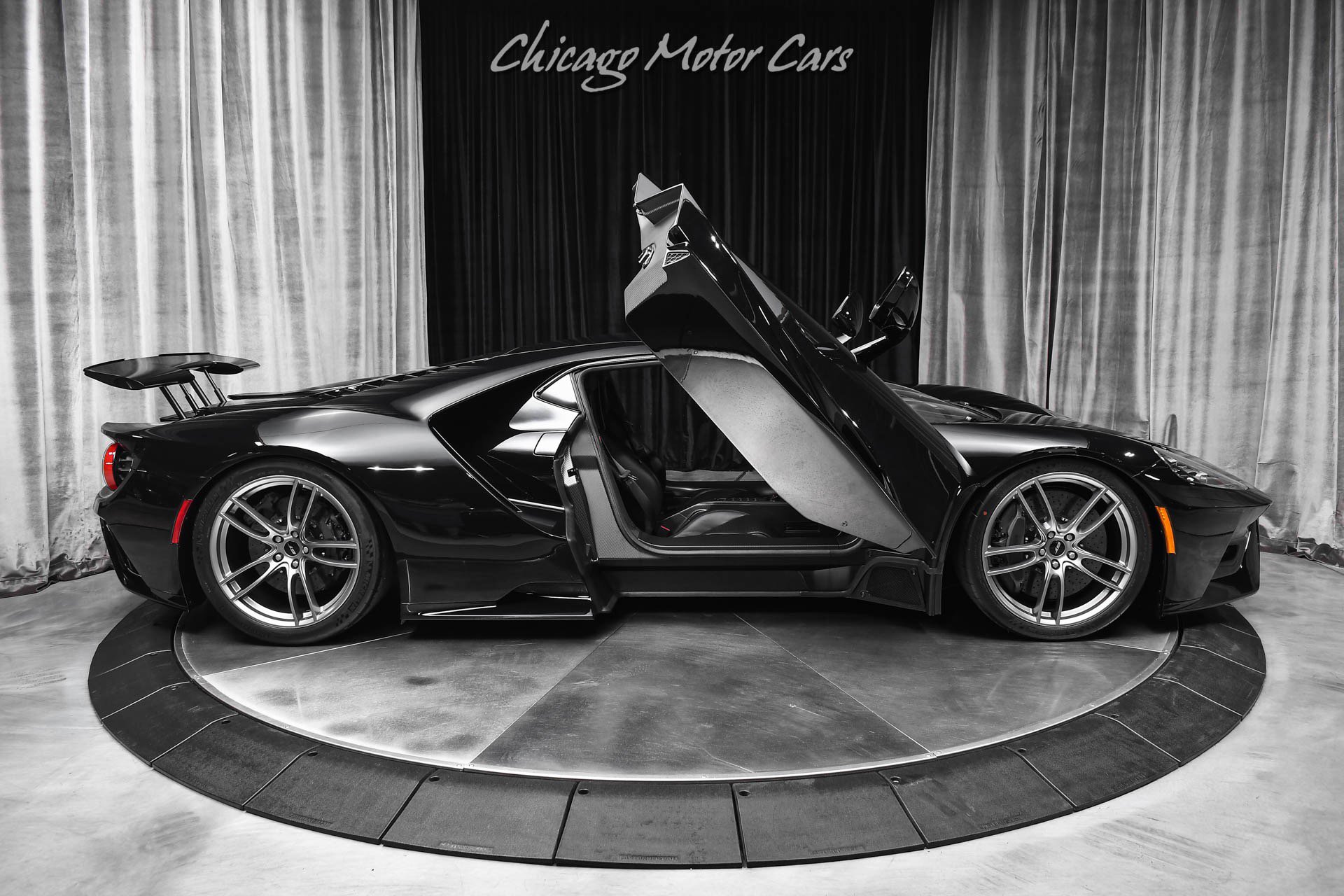 Used 2021 Ford GT RWD image 40
