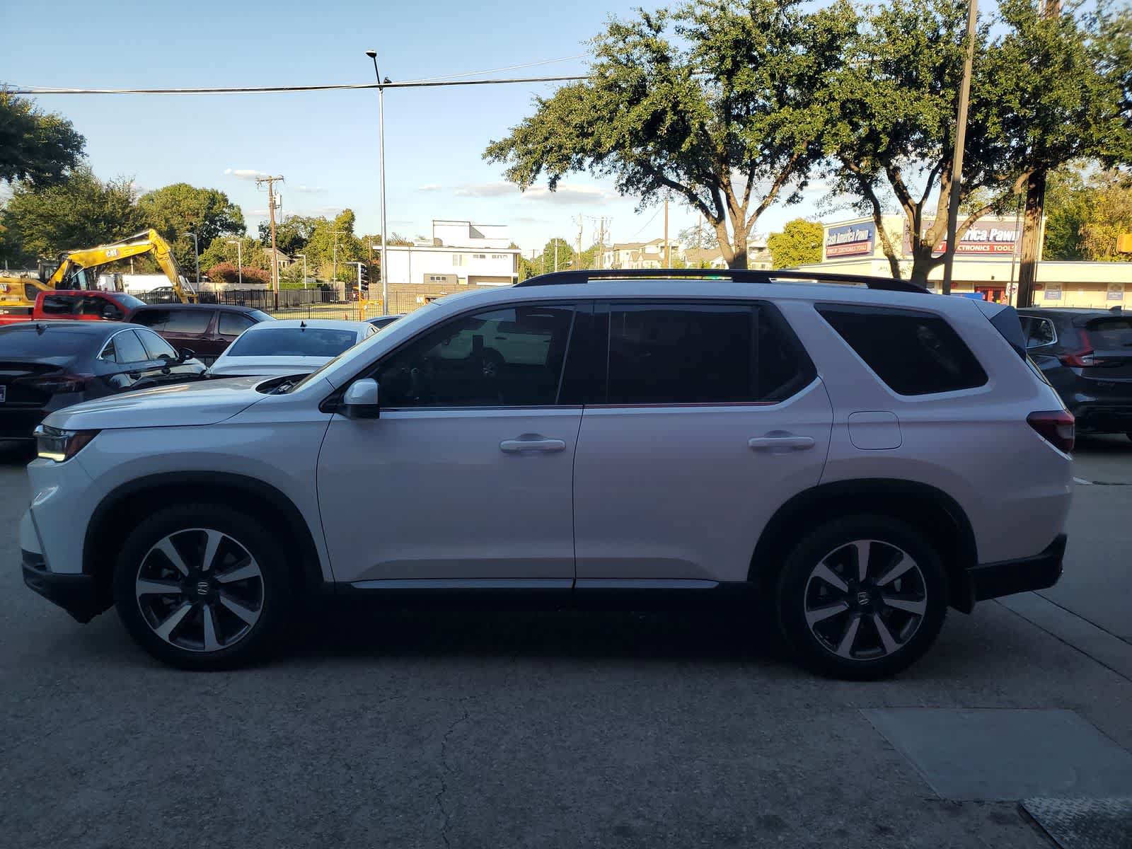 Used 2025 Honda Pilot Touring image 3