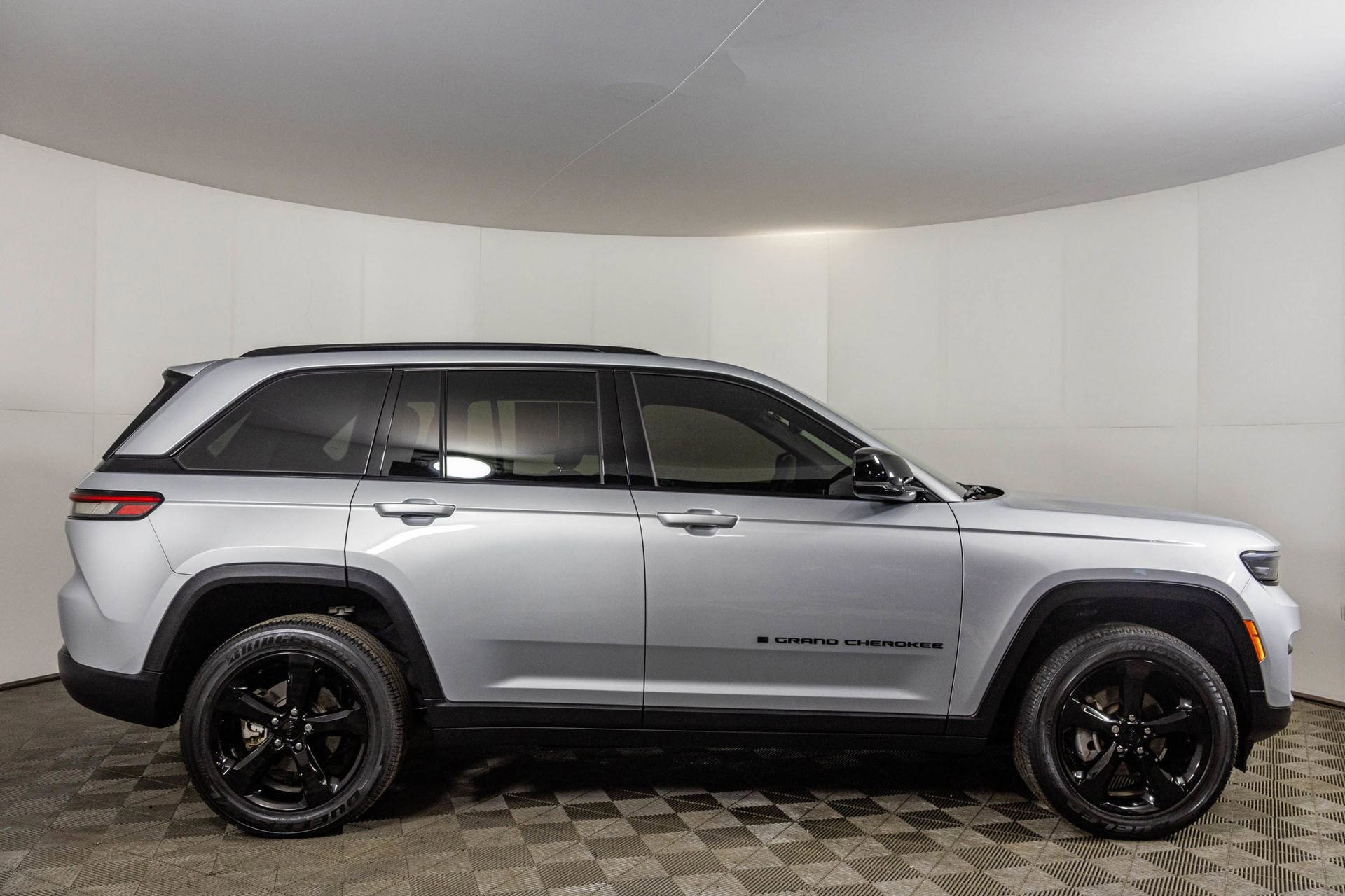 Used 2023 Jeep Grand Cherokee Altitude image 14