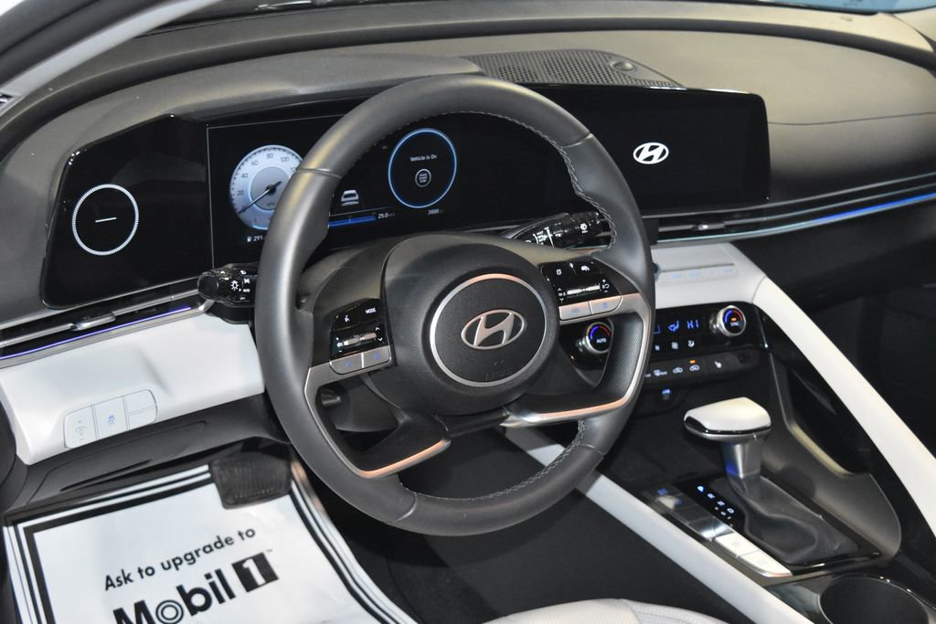 Used 2025 Hyundai Elantra Limited image 2