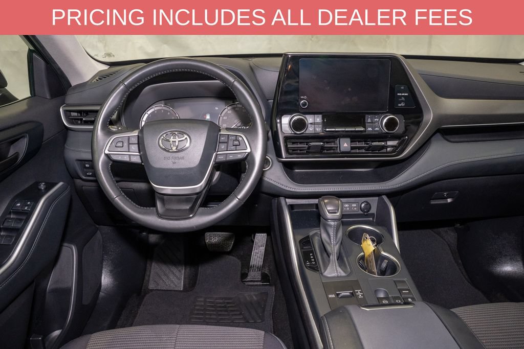 Used 2025 Toyota Highlander LE FWD image 7
