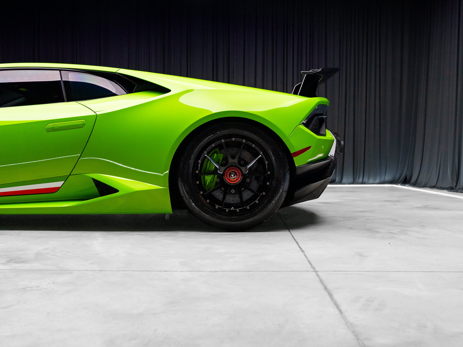 Used 2018 Lamborghini Huracan Performante AWD/4WD image 35