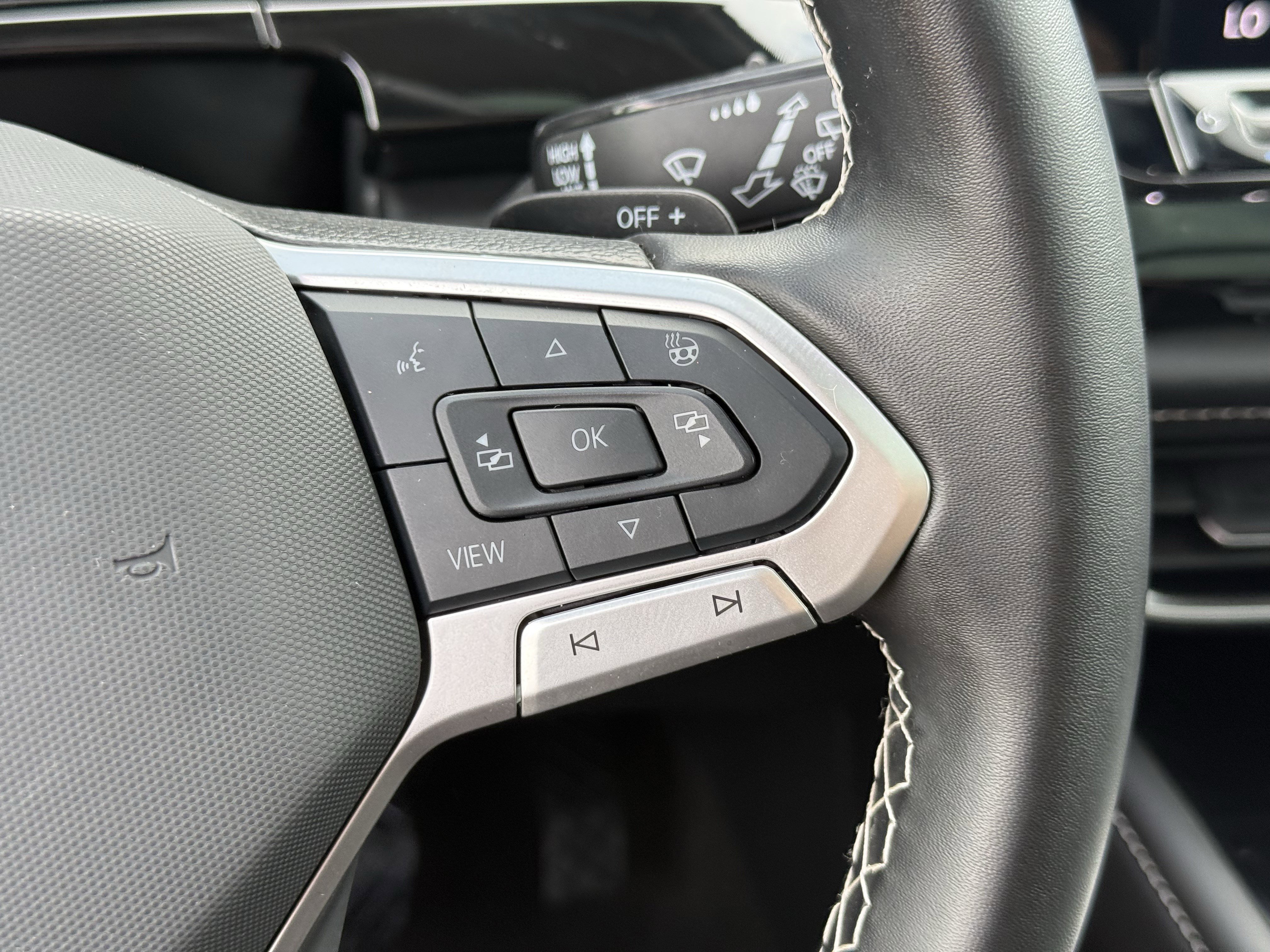 Used 2025 Volkswagen Atlas SE image 17