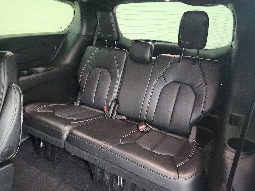 Used 2025 Chrysler Pacifica Select AWD/4WD image 35