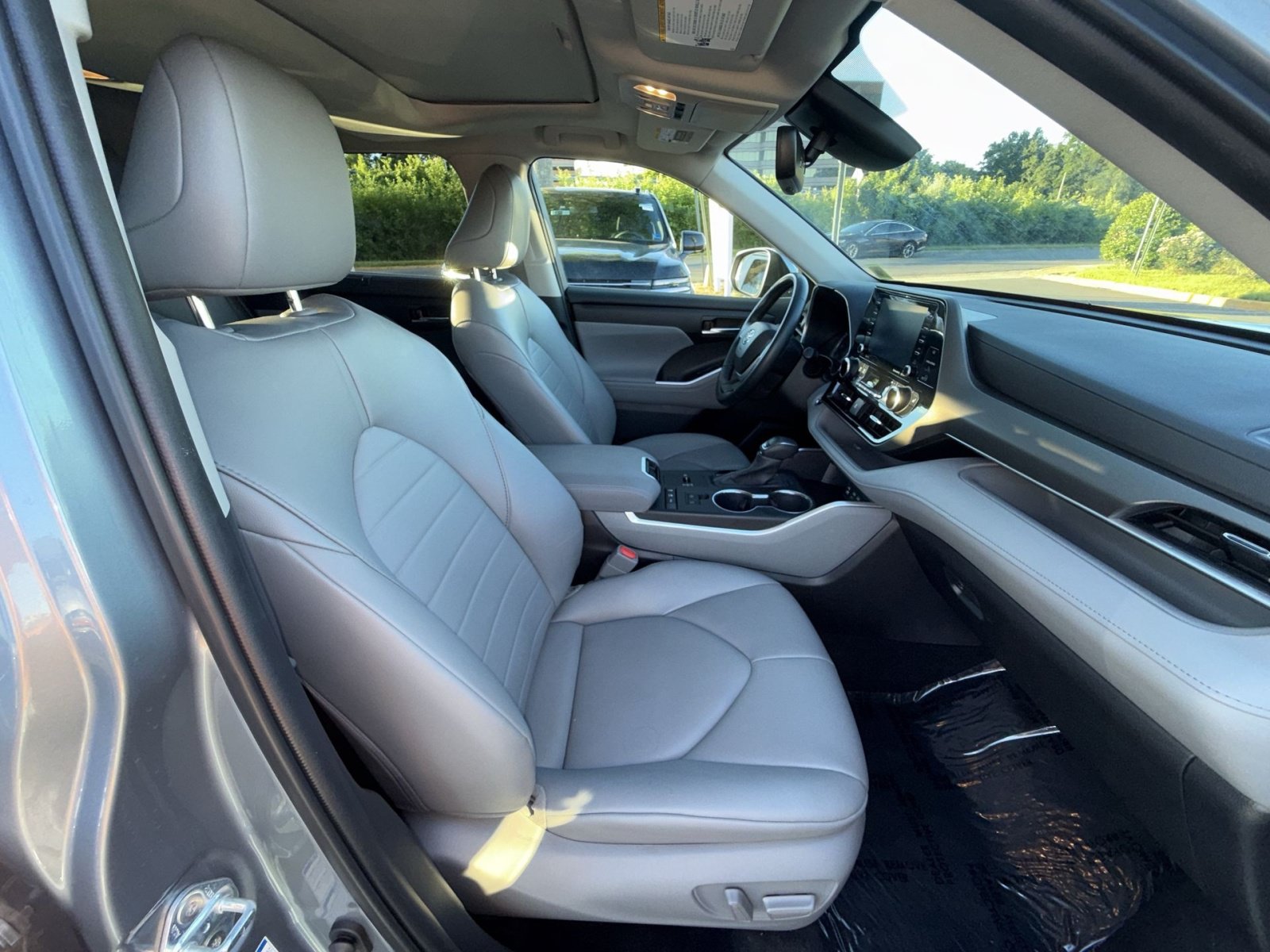 Used 2022 Toyota Highlander XLE AWD/4WD image 27