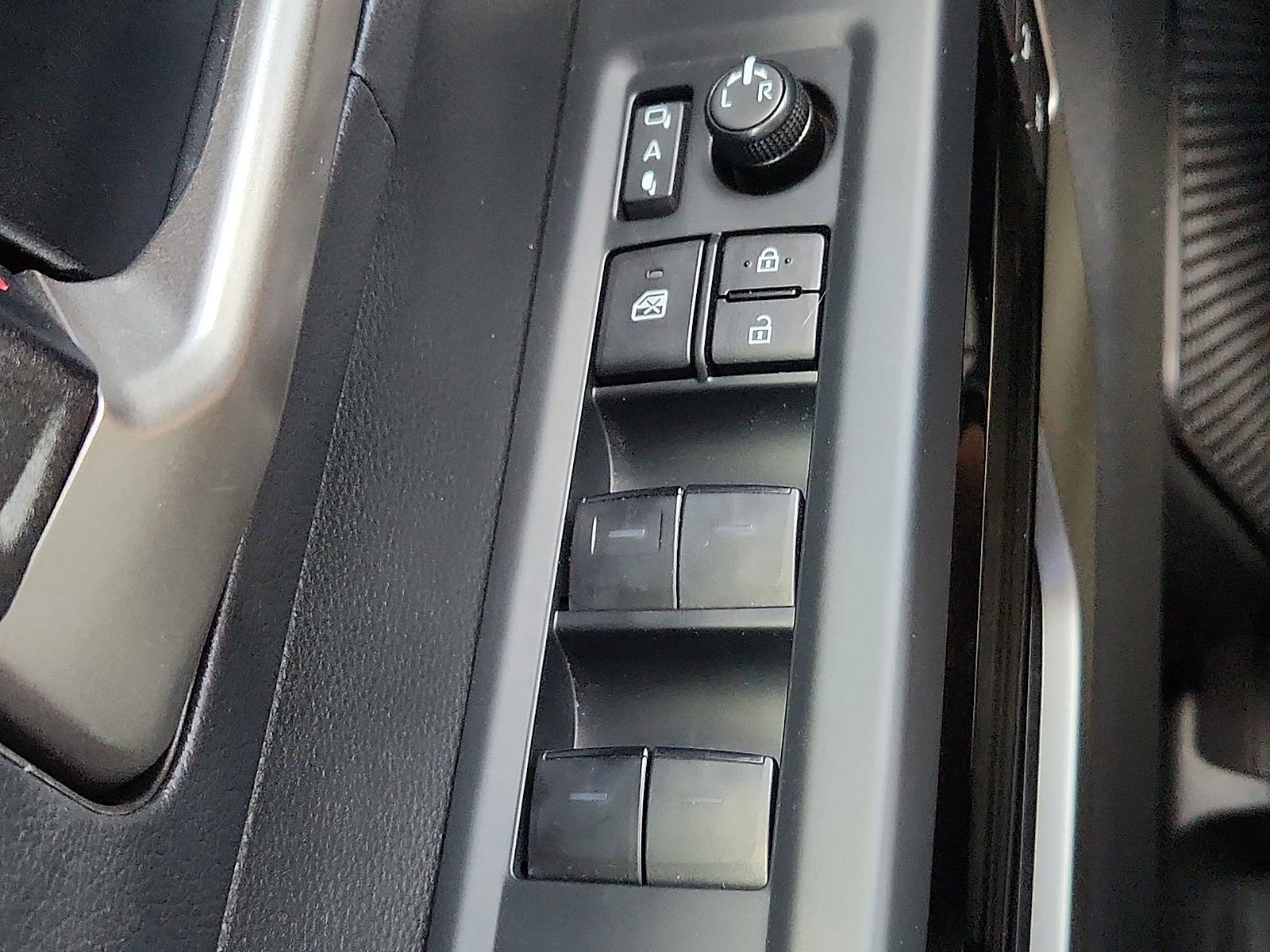 Used 2025 Toyota Tundra Limited AWD/4WD image 22