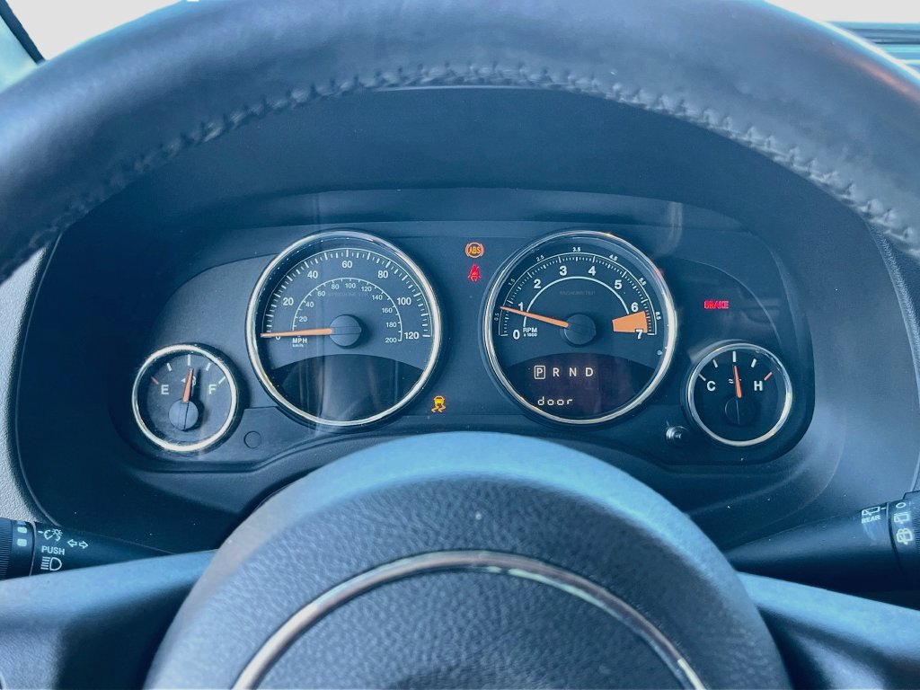 Used 2014 Jeep Compass Latitude FWD image 11