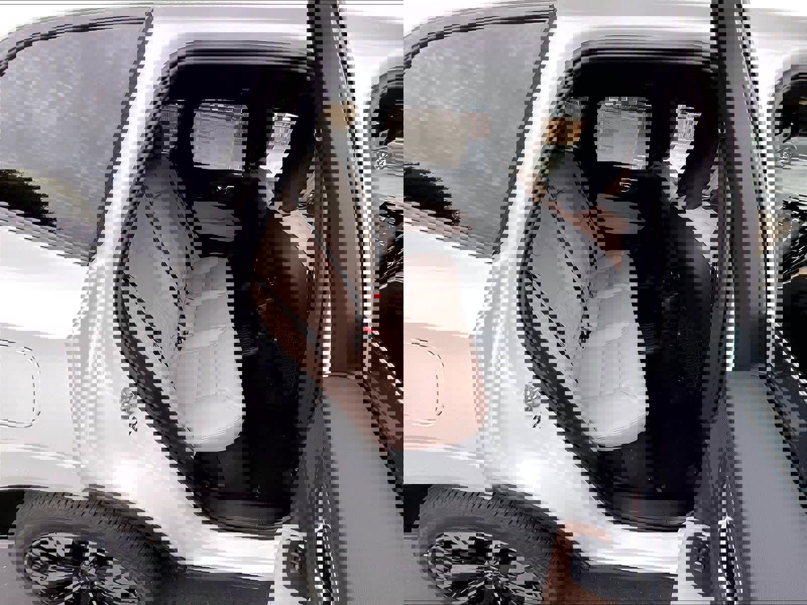 New 2026 Volvo XC60 T8 Plus w/ Climate Package image 27