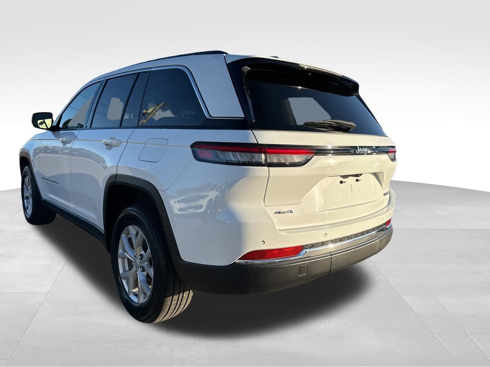 Used 2023 Jeep Grand Cherokee Limited image 13