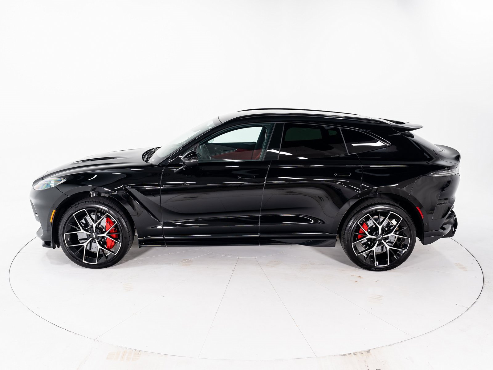 Used 2025 Aston Martin DBX 707 image 2