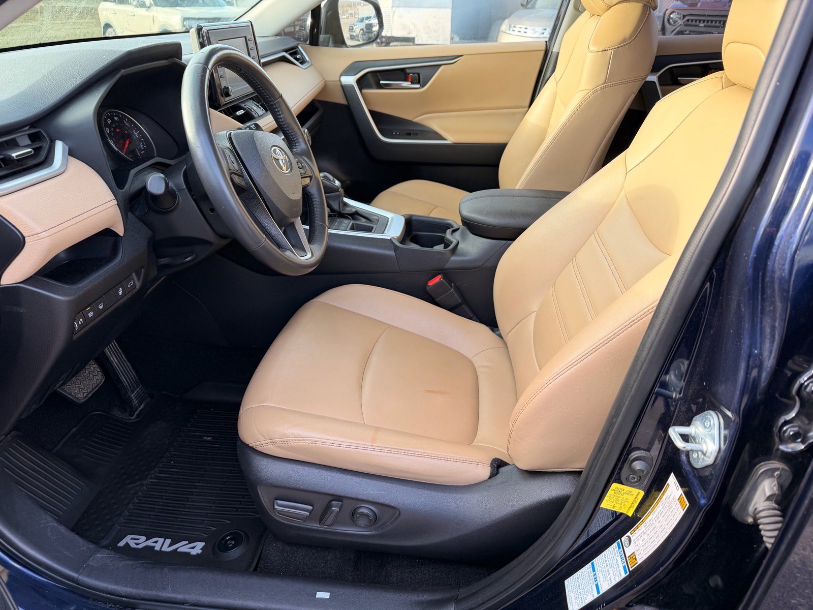 Used 2021 Toyota RAV4 XLE Premium image 12