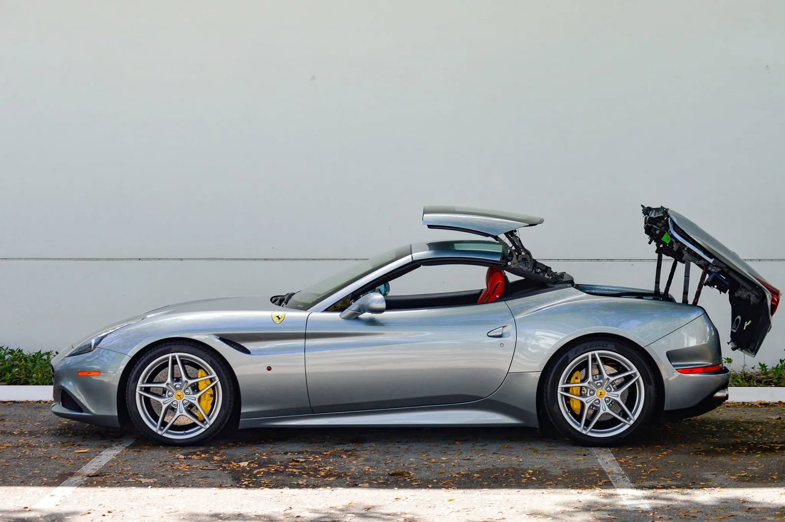 Used 2015 Ferrari California T RWD image 8