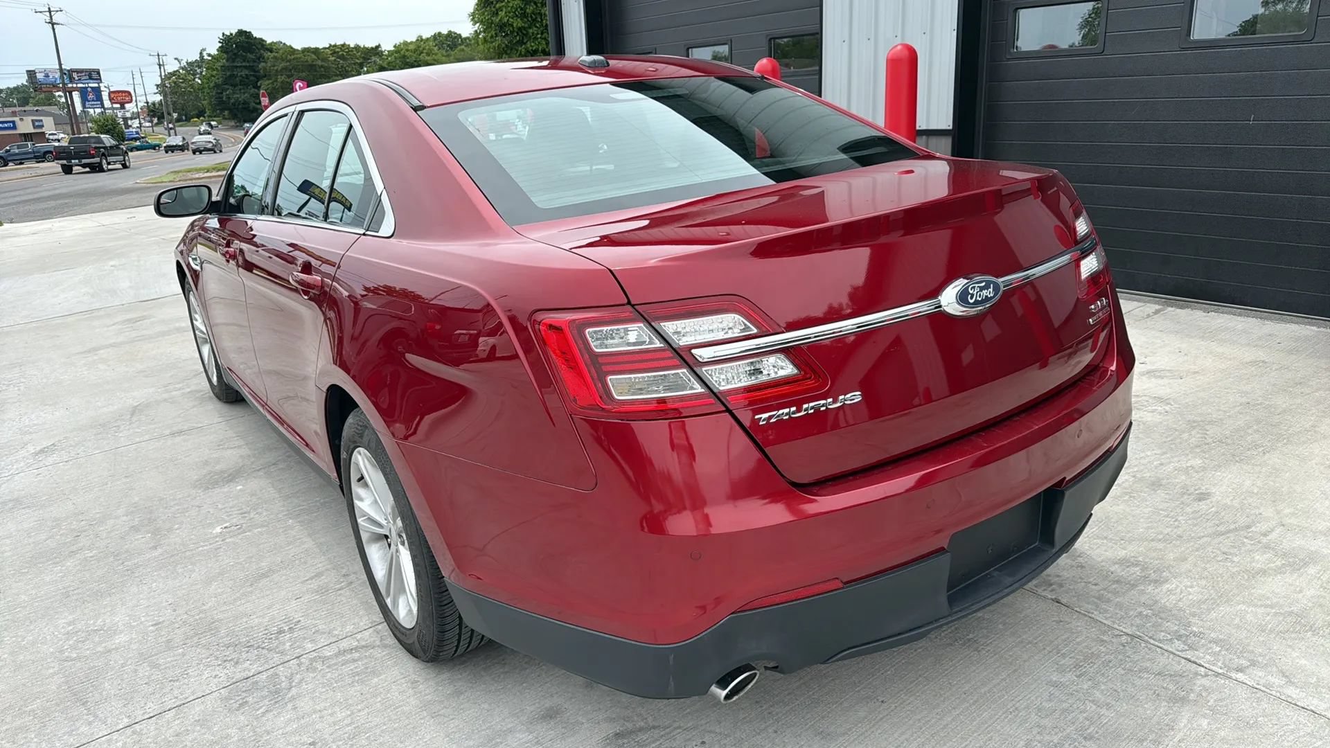 Used 2017 Ford Taurus SEL FWD image 2