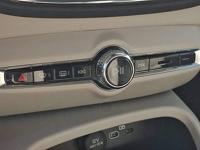 Certified 2024 Volvo XC40 B5 Ultimate w/ Protection Package Premier AWD/4WD image 18