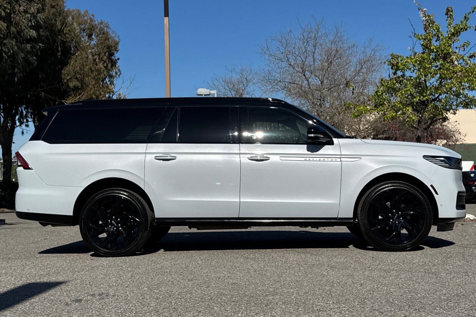 Certified 2025 Lincoln Navigator L Reserve image 3