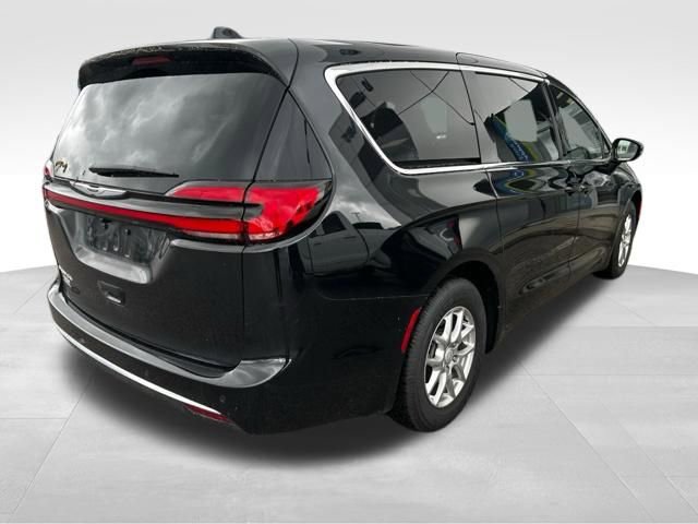 Used 2026 Chrysler Pacifica Select FWD image 4