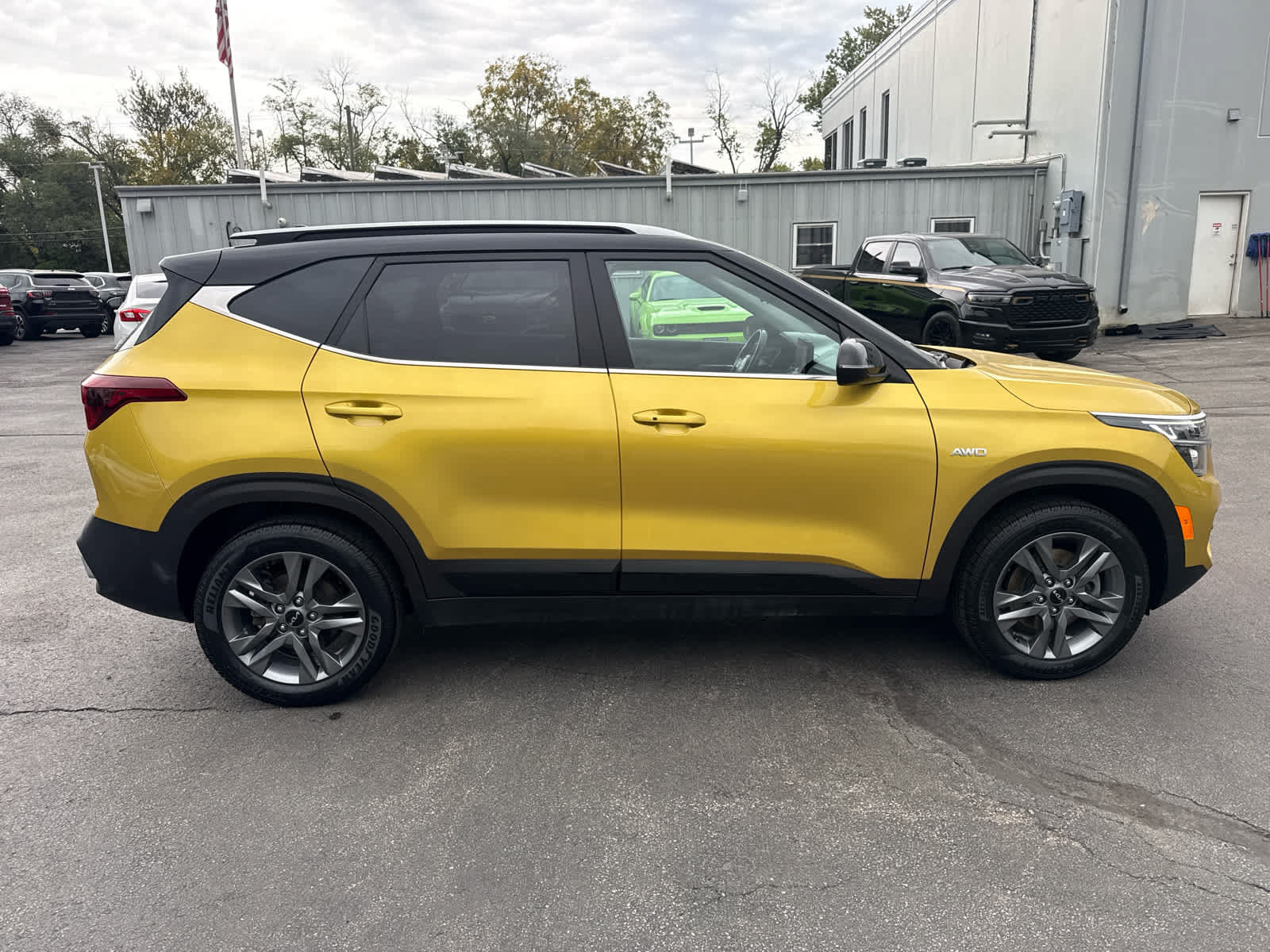 Used 2022 Kia Seltos S AWD/4WD image 2