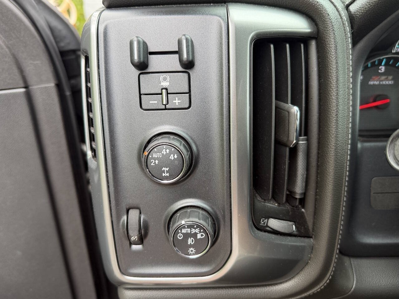 Used 2016 Chevrolet Silverado 1500 LTZ Z71 w/ LTZ Plus Package AWD/4WD image 18