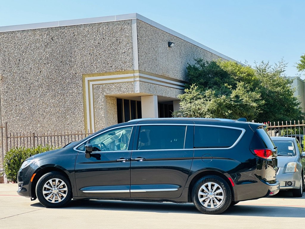 Used 2019 Chrysler Pacifica Touring-L FWD image 7