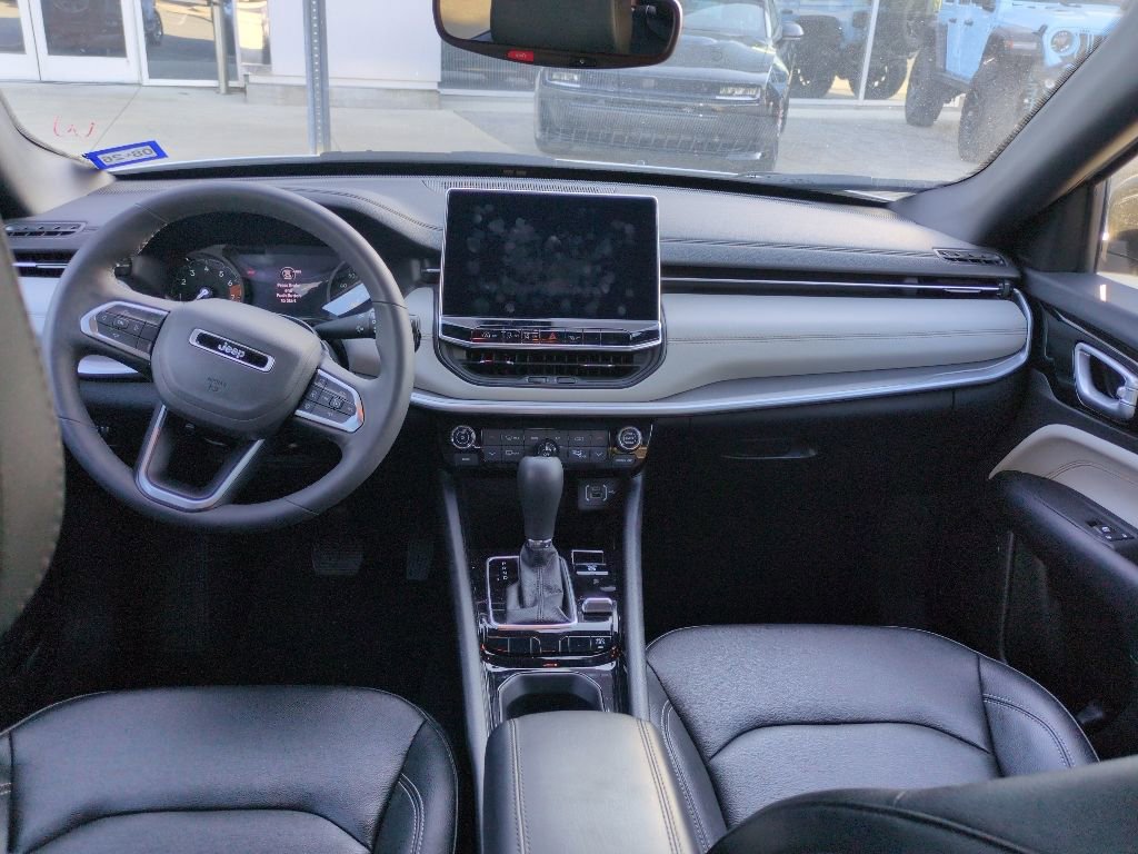 Used 2025 Jeep Compass Limited AWD/4WD image 5