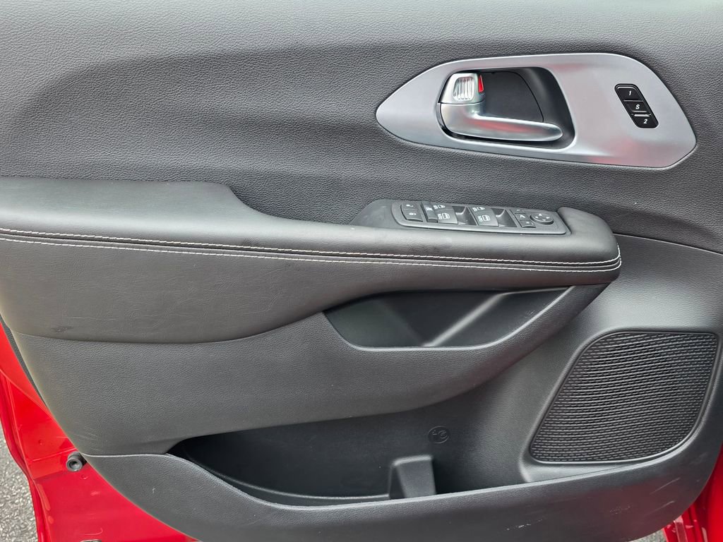 New 2026 Chrysler Pacifica Limited image 12