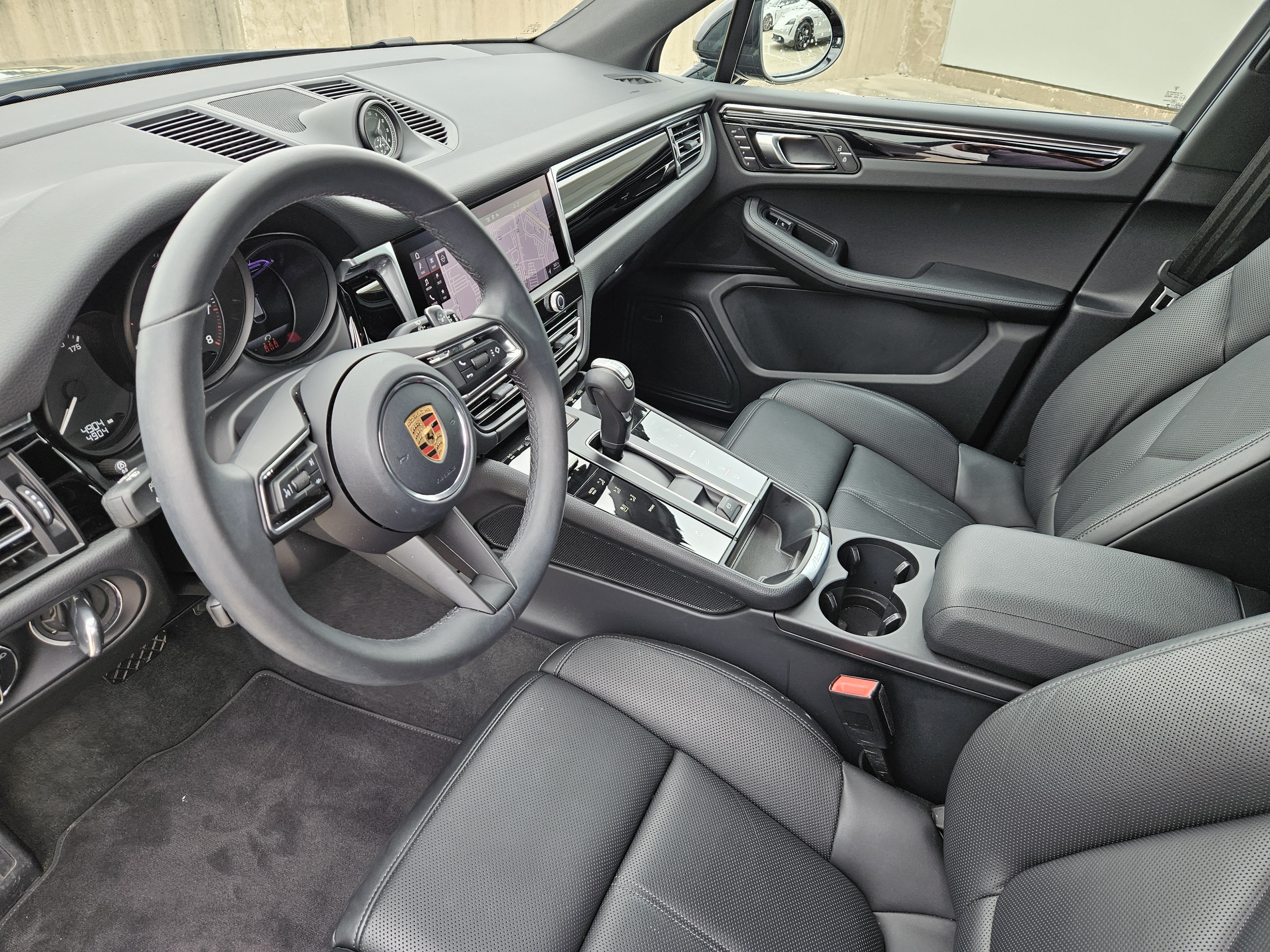 Certified 2026 Porsche Macan AWD/4WD image 4