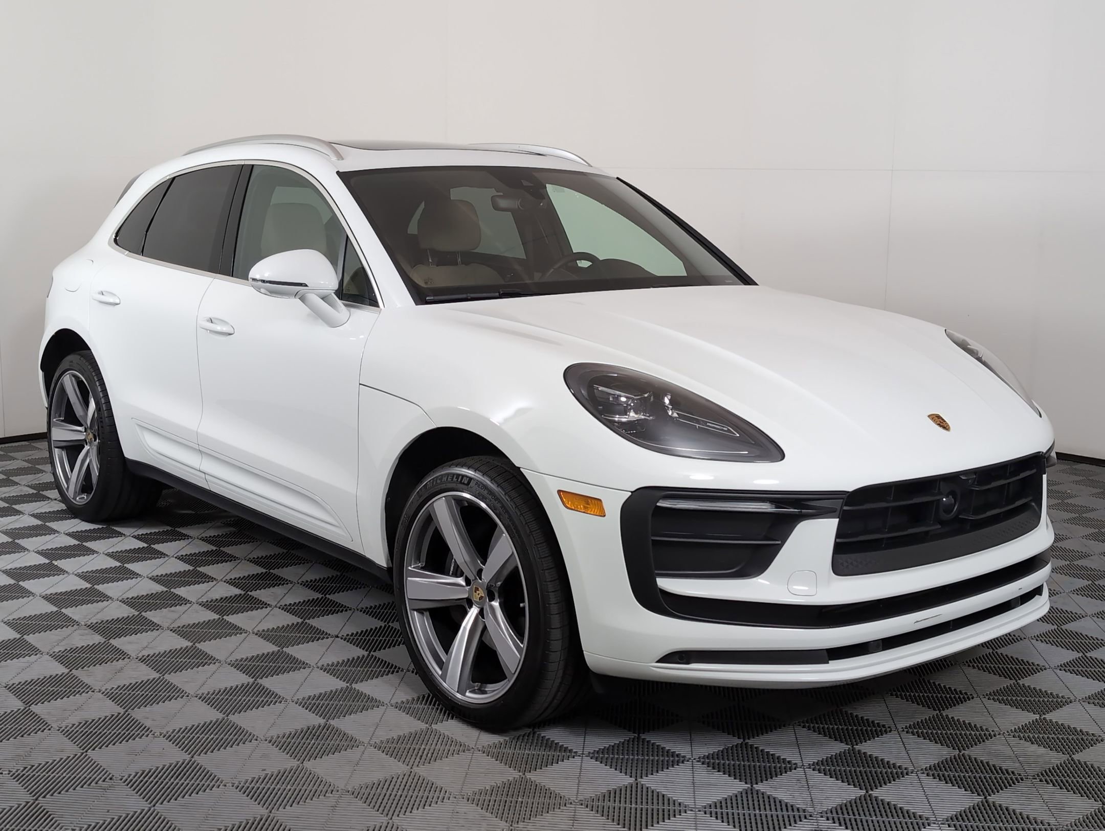 Used 2025 Porsche Macan image 8