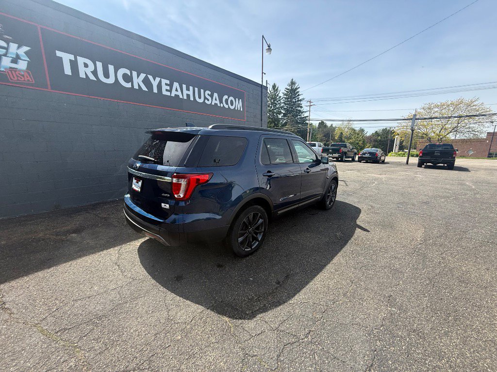 Used 2017 Ford Explorer XLT w/ Equipment Group 202A AWD/4WD image 8