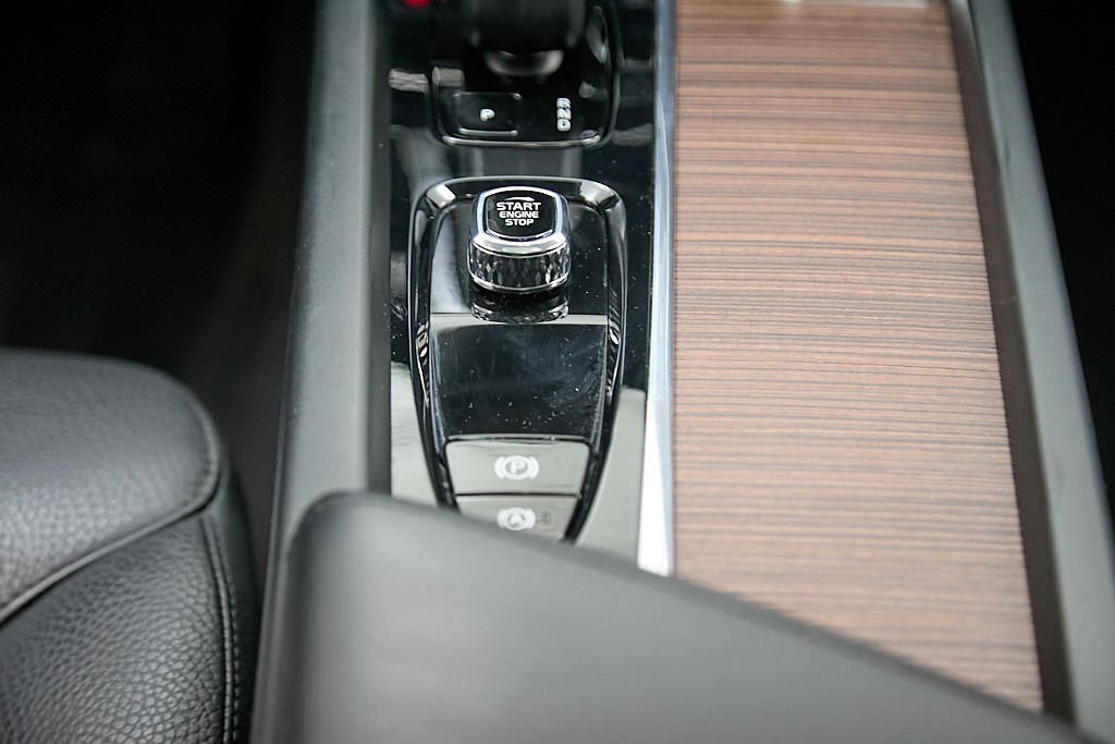 Certified 2023 Volvo XC60 T8 Plus image 32