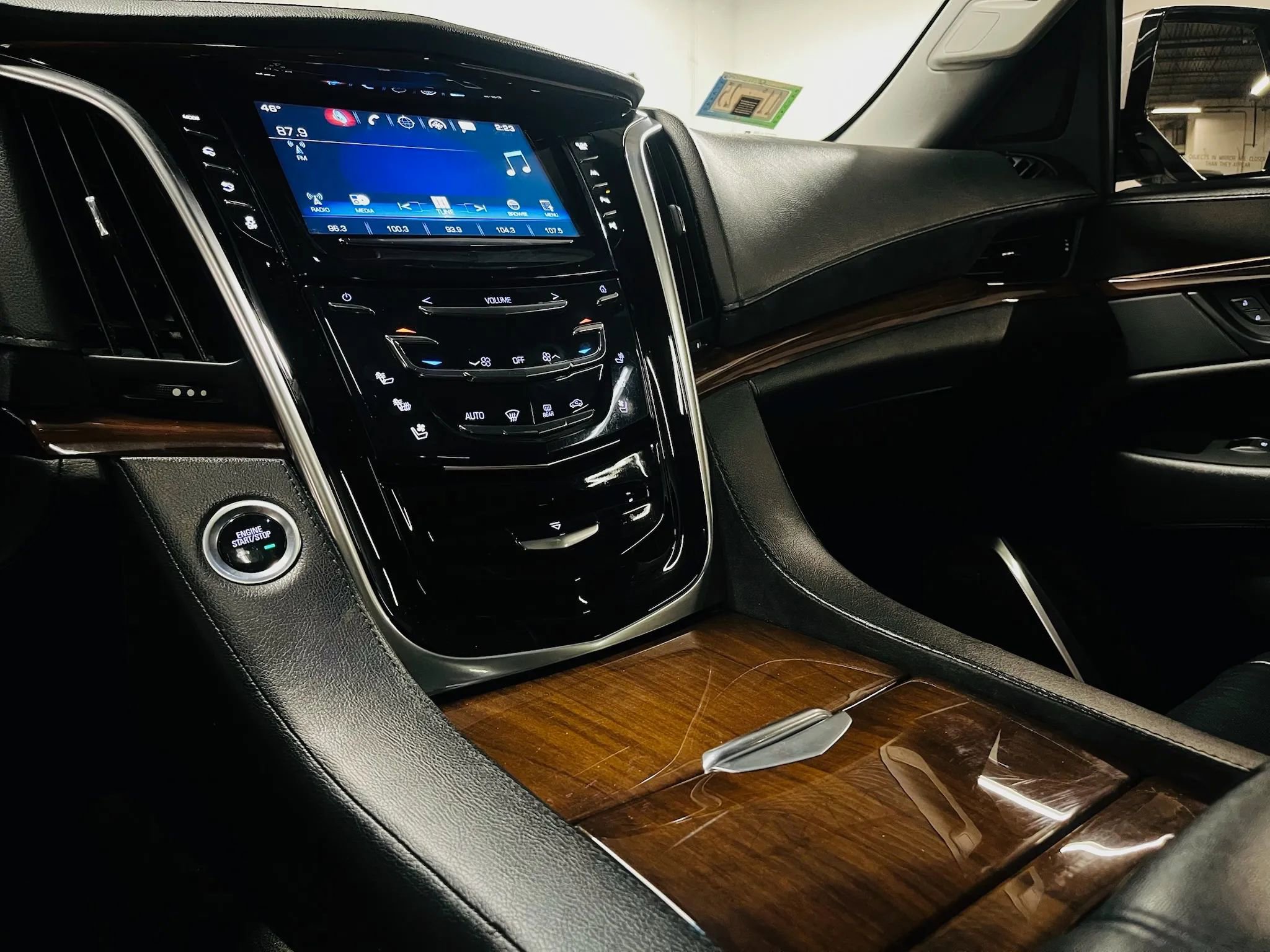 Used 2018 Cadillac Escalade Premium Luxury image 31