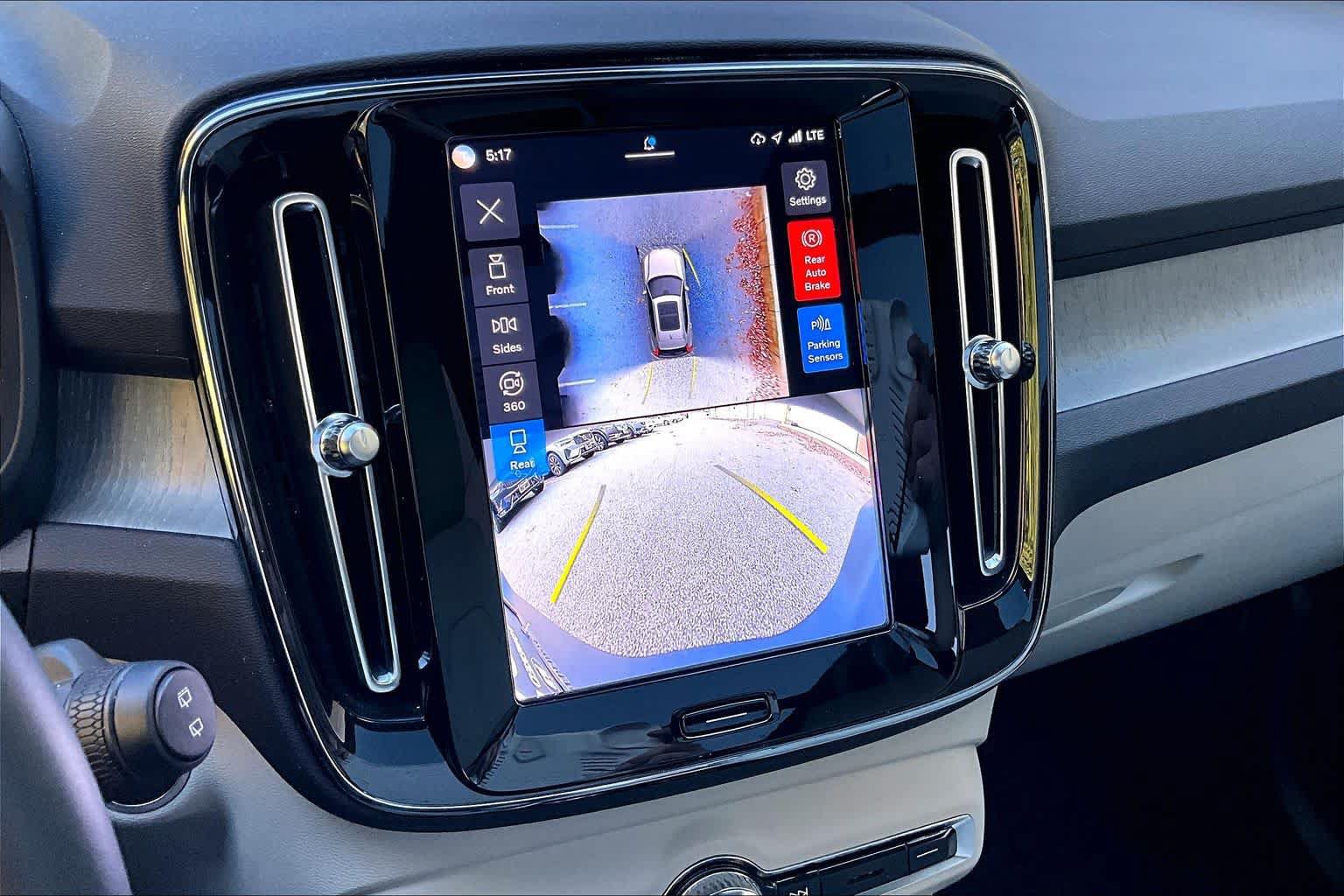 Certified 2024 Volvo XC40 B5 Plus w/ Protection Package Premier AWD/4WD image 28