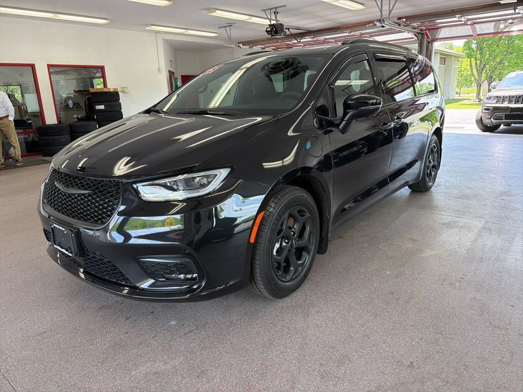 Used 2023 Chrysler Pacifica Touring-L w/ S Appearance Package FWD image 3
