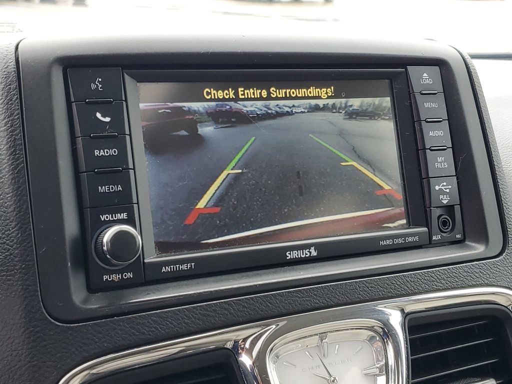 Used 2016 Chrysler Town & Country Touring-L image 17