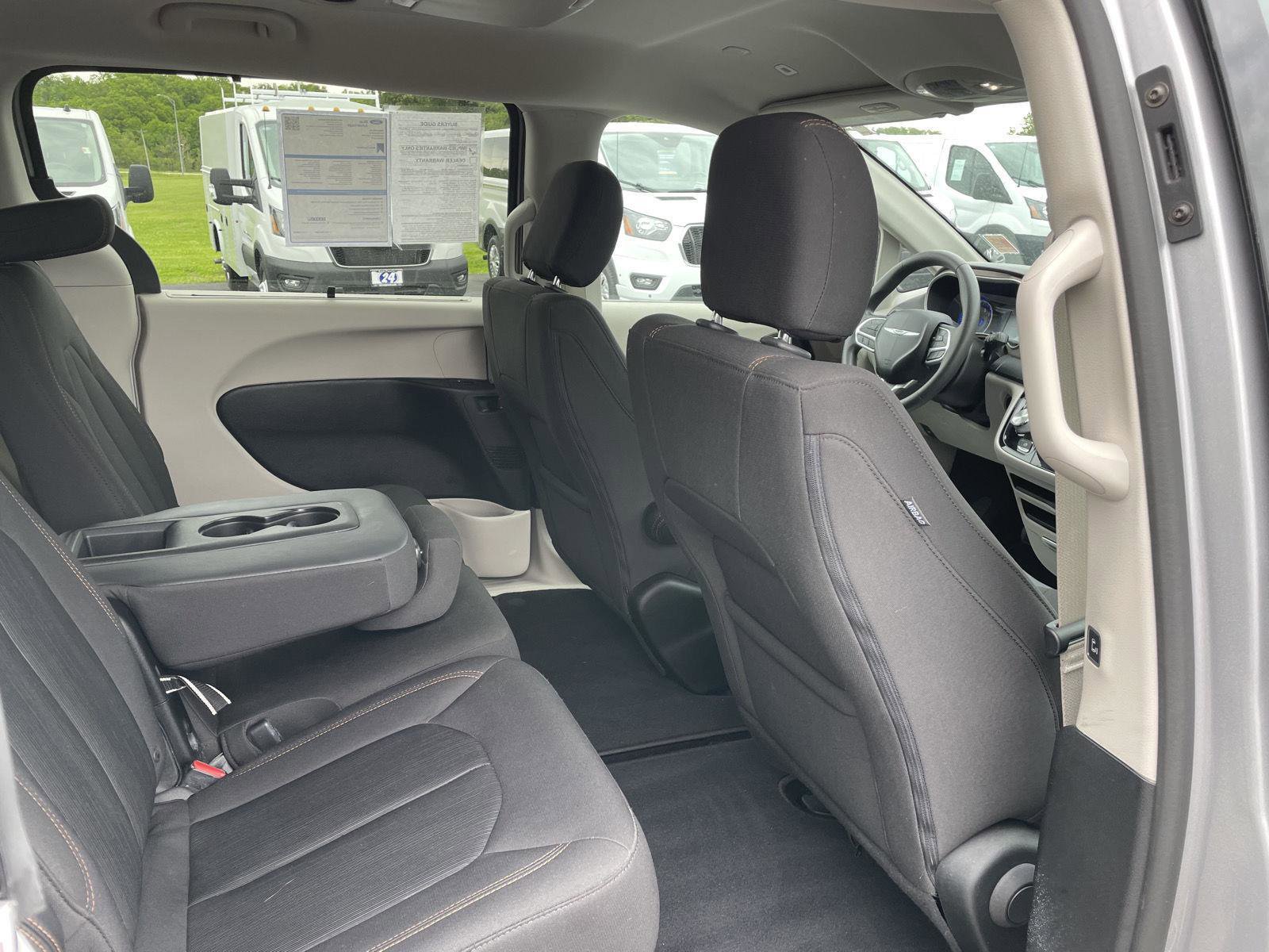 Used 2018 Chrysler Pacifica Touring Plus w/ Tire & Wheel Group FWD image 29