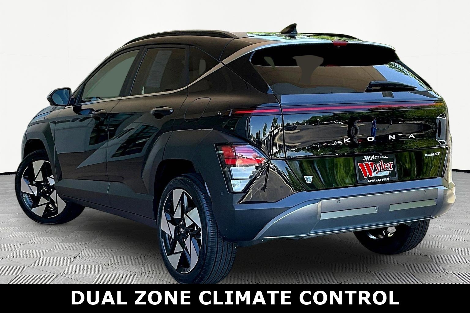 Used 2024 Hyundai Kona Limited AWD/4WD image 4