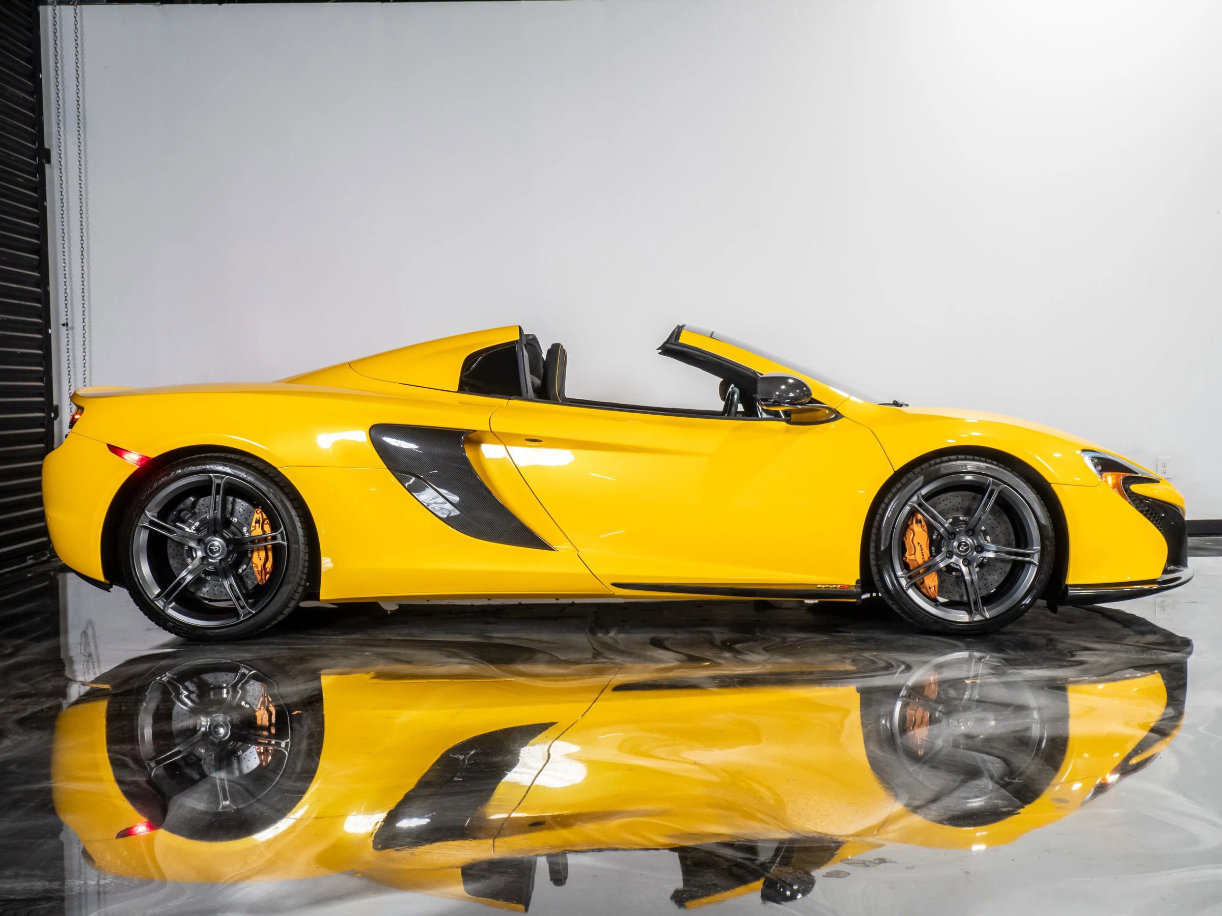 Used 2015 McLaren 650S Spider image 9