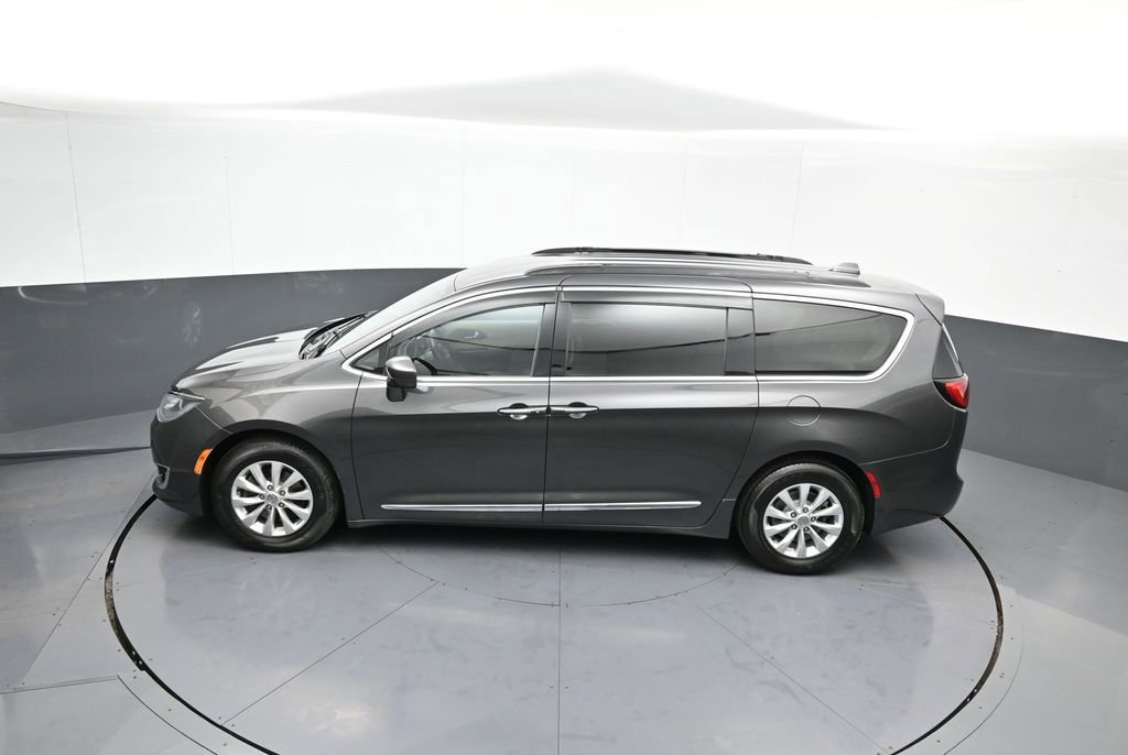 Used 2017 Chrysler Pacifica Touring-L image 41