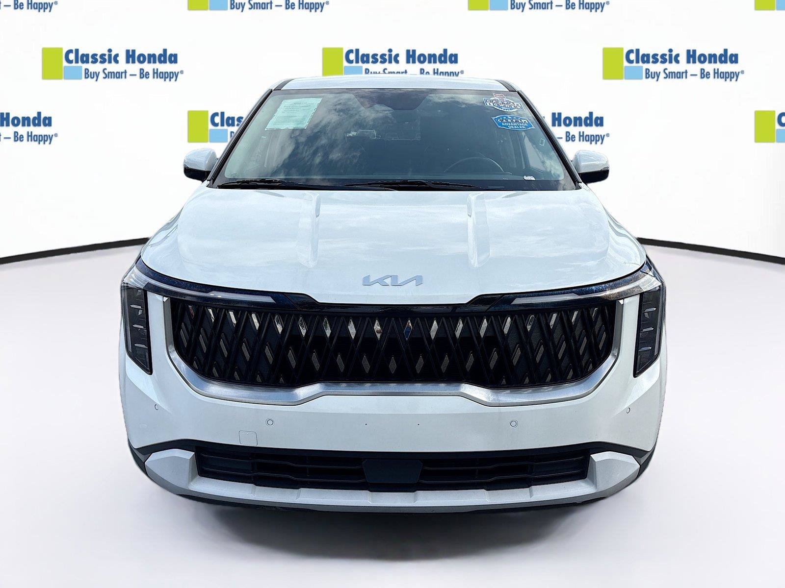 Used 2025 Kia Carnival FWD image 2