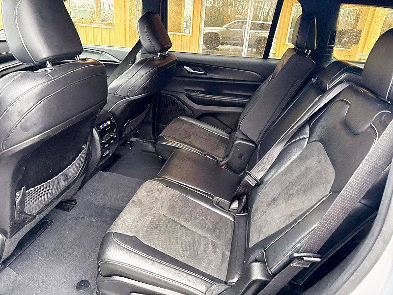 Used 2023 Jeep Grand Cherokee L Laredo image 17