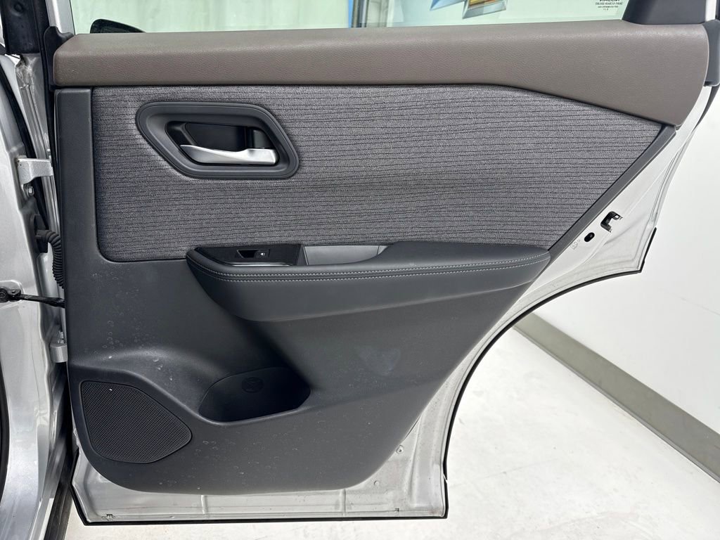 Used 2023 Nissan Rogue SV image 11