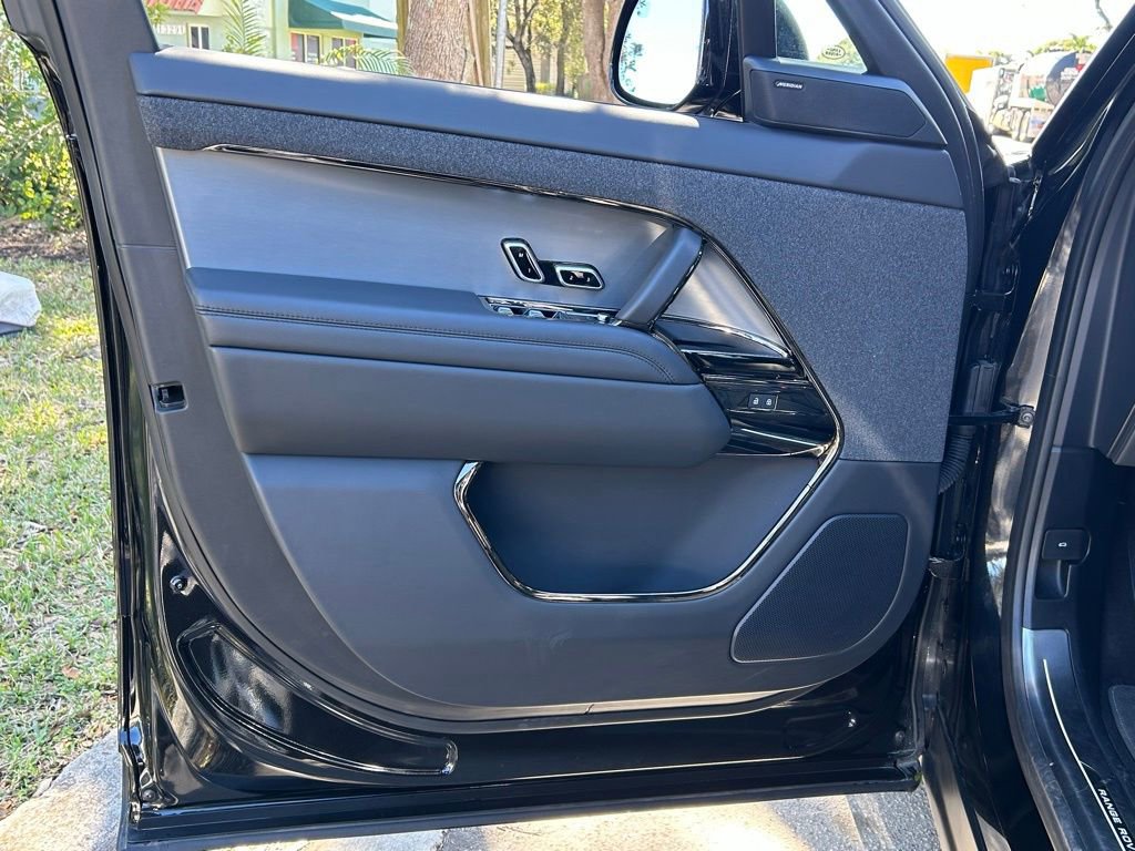 Used 2025 Land Rover Range Rover Sport SE image 25